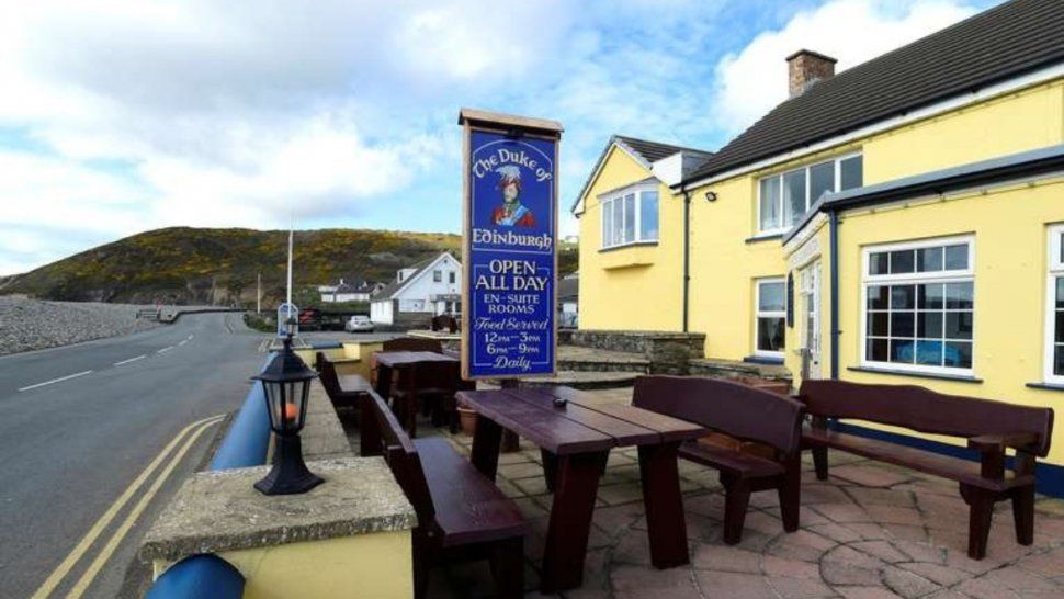 En Inglaterra pagan 45 mil dólares por visitar pubs antiguos.&nbsp;