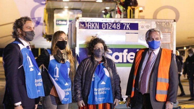 Cafiero, Nicolini y Vizzotti junto Fernández en Ezeiza. Recibieron una nueva tanda de vacunas contra el coronavirus. /Foto: Presidencia