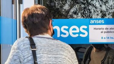 El artículo 1° de la normativa establece que el&nbsp;haber mínimo será de $134.445,30, pero con el bono la suma se irá a $204.445.