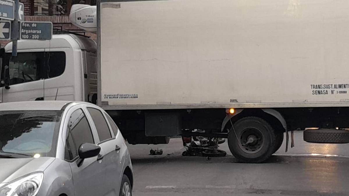 Choque entre un camión y una moto