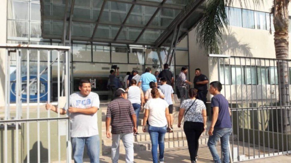 Familiares ingresando a la morgue
