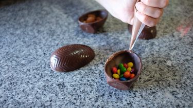 Receta del paso a paso de un huevo de pascua casero.&nbsp;