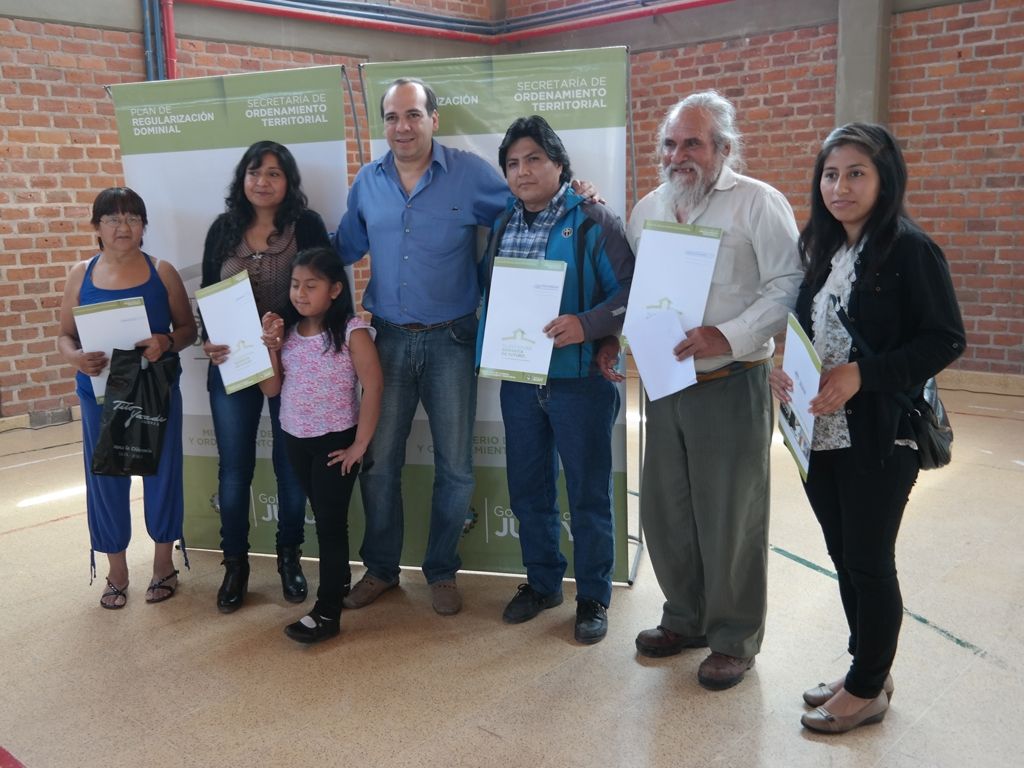 Giullermo Aguirre entregó escrituras