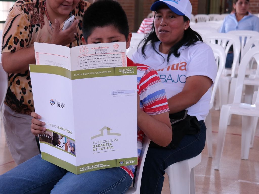 Un chico lee la escritura