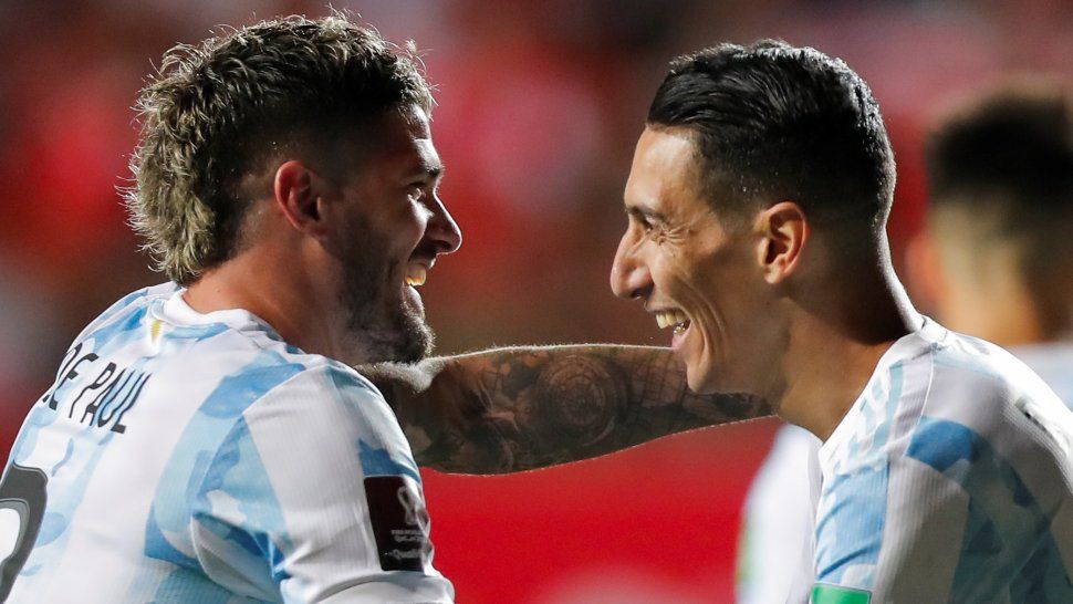 De Paul y Di María festejan el gol del fideo para Argentina.