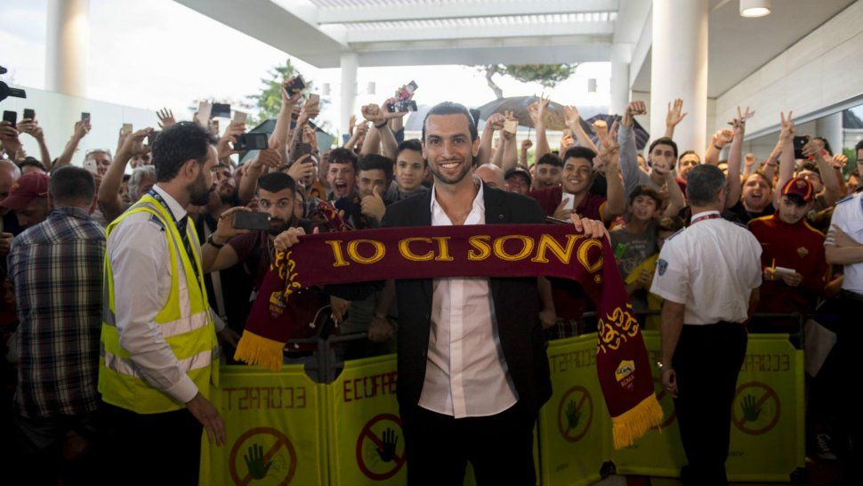 Javier Pastore llegó a Roma y fue recibido con honores