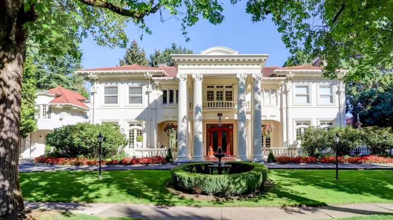 Un hombre convirtió su casa de verano en una réplica de la Casa Blanca&nbsp;