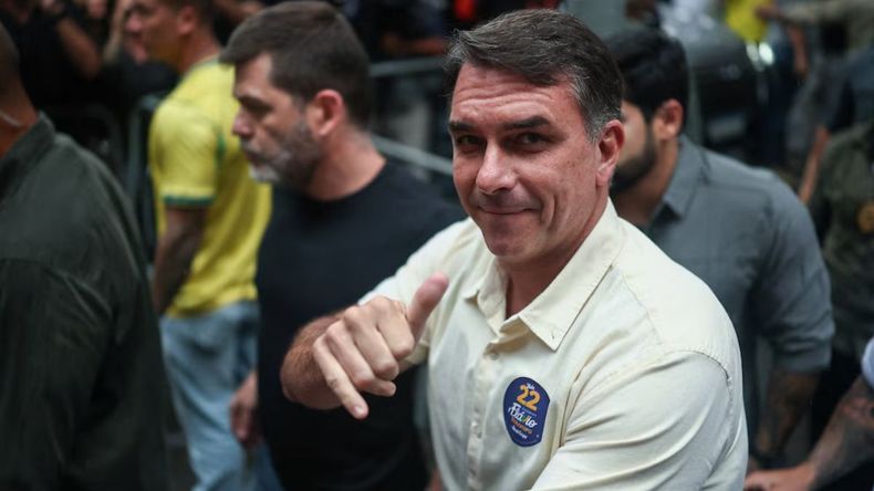 El voto de Flávio Bolsonaro en Río de Janeiro (REUTERS/Agustin Marcarian) El voto de Flávio Bolsonaro en Río de Janeiro (REUTERS/Agustin Marcarian)
