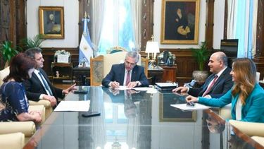 El presidente junto a ministros y ministras.