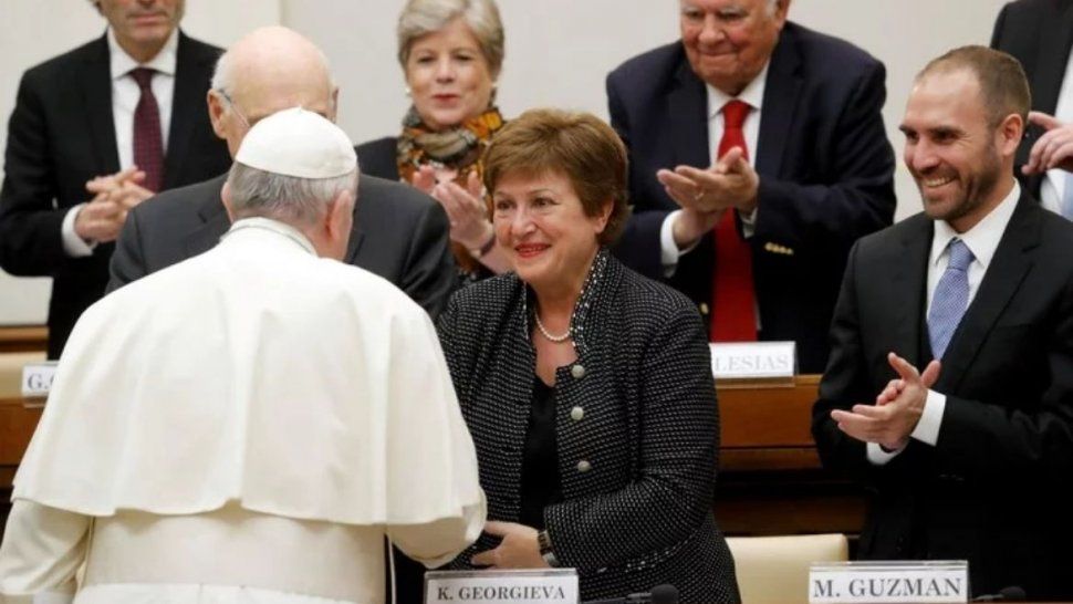 &nbsp; Francisco saluda a Georgieva, titular del FMI, al lado del ministro Mart&iacute;n Guzm&aacute;n. /Reuters&nbsp;
