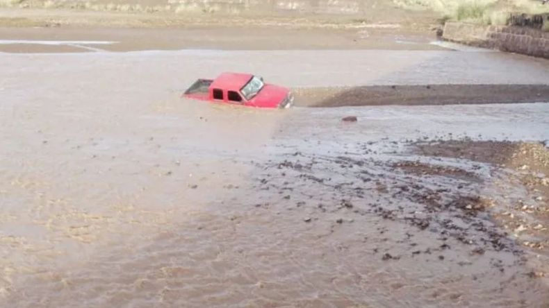 La Quiaca: un auto con personas adentro fue arrastrado por el Río Toro Ara - Imagen ilustrativa 