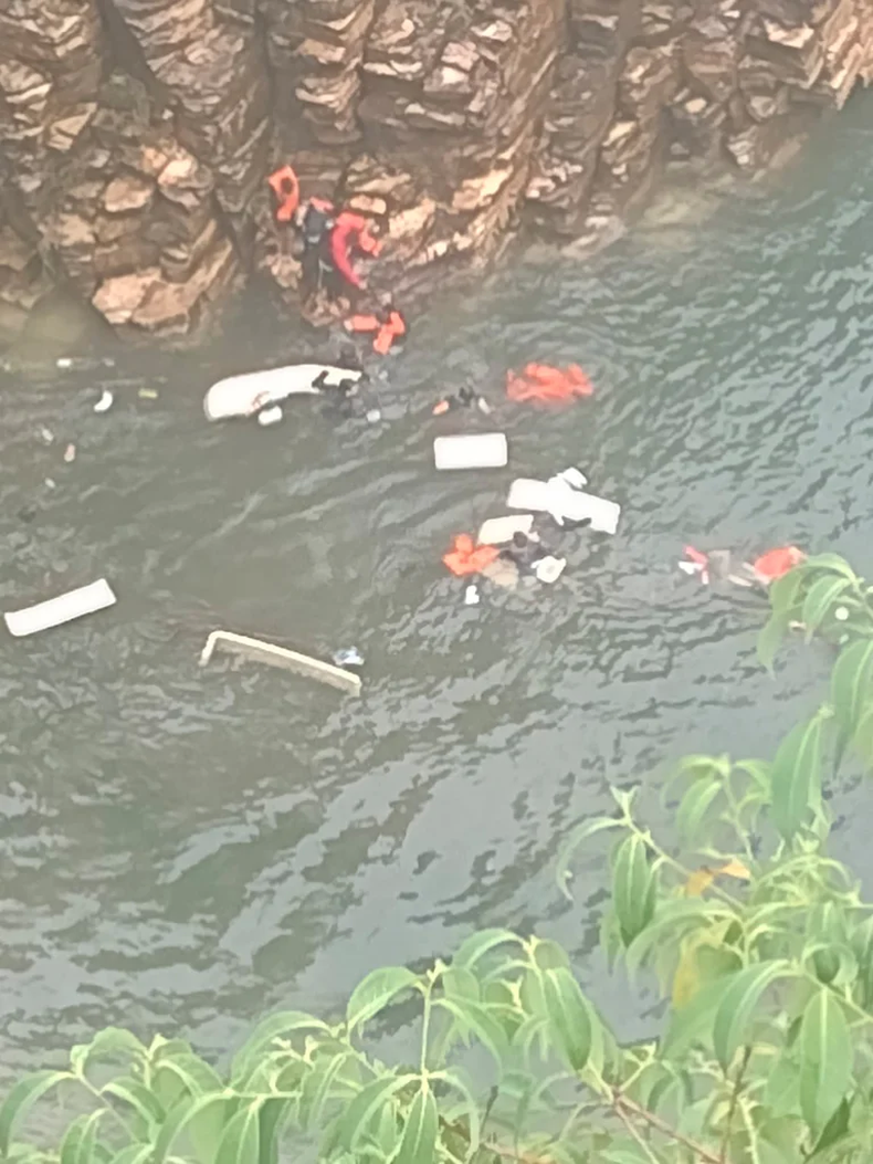 Un acantilado se desprende y aplasta a tres lanchas de turistas en Brasil.
