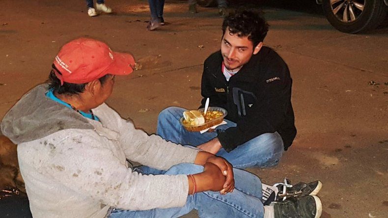 Voluntarios solidarios ayudan a personas que están en situación de calle