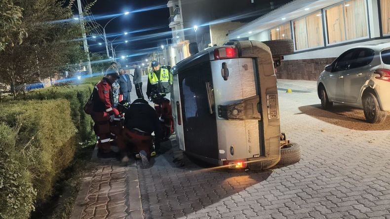 Choque y vuelco en pleno centro de la ciudad de La Quiaca