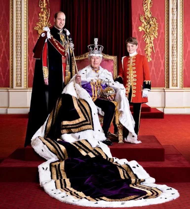 El rey Carlos III aparece en el centro de la imagen, sentado en una de las dos sillas de trono de 1902, fabricadas para que Jorge V, entonces heredero, y la reina María de Teck las utilizaran en la coronación de Eduardo VII