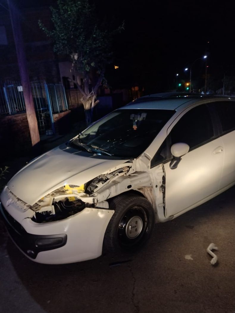 El auto violentado que dos ladrones intentaban robar en Cuyaya. /Policía de Jujuy