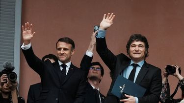 Emmanuel Macron y Javier Milei saludan en el balcón de la Casa Rosada&nbsp;