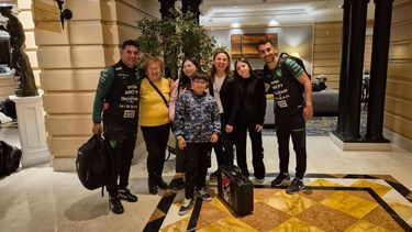 Jujeños acompañando a Pablo Sciacia, preparador físico de Bolivia