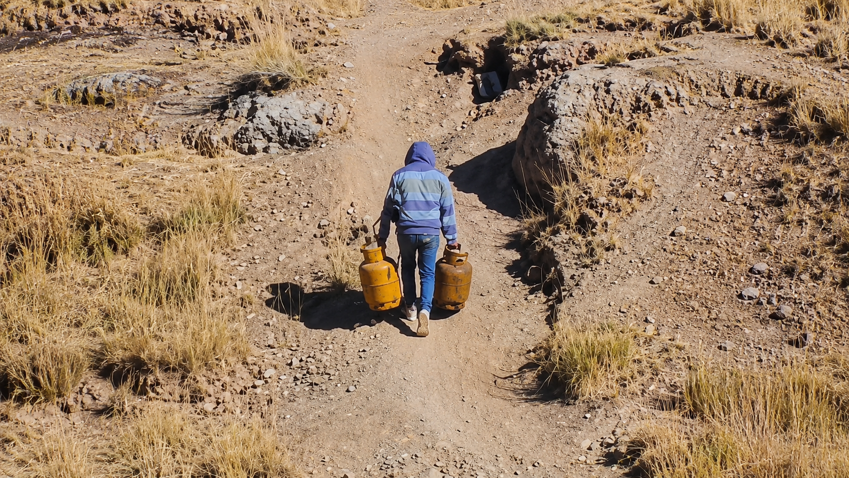 Vecinos y comerciantes reclaman mayores controles ante el desvío de garrafas, mientras familias bolivianas deben hacer largas filas para conseguir gas.