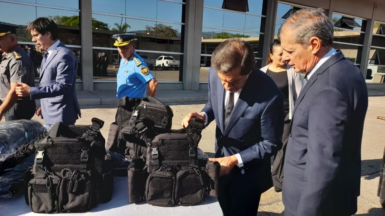 El Gobierno entregó equipamientos para la Policía