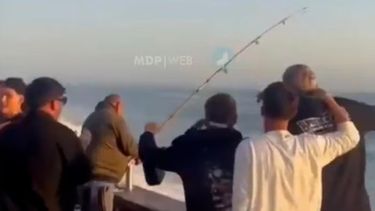 Interrumpieron a un pescador en Mar del Plata con un canto al salir de bailar y son virales.