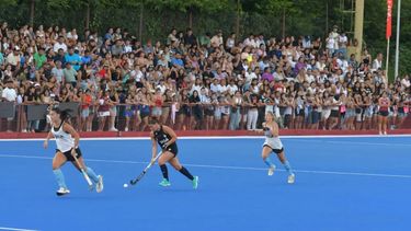 Una multitud de gente fue a ver a Las Leonas entrenar en Salta.