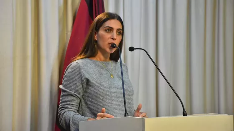 La vocera del gobierno de Salta, Paula Benavides, convocó a conferencia de prensa ayer para informar que el gobernador Gustavo Sáenz firmó un decreto de austeridad por 180 días ante la caída de la coparticipación, con el objetivo de reorganizar las cuentas públicas sin trasladar el ajuste a los sectores más vulnerables.