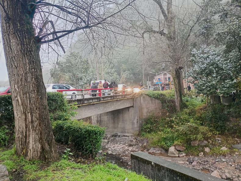 La gente dejó sus vehículos y pasó a pie para ver la nieve en Yala.