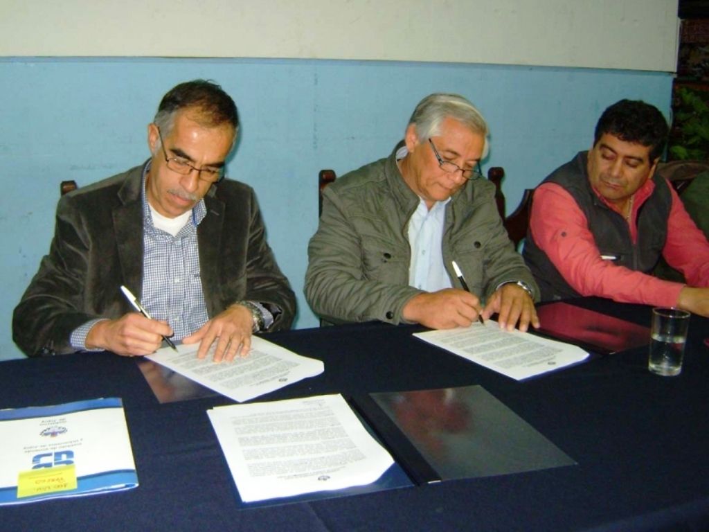 Firma en el IVUJ