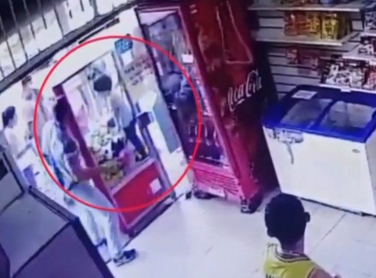 NENE ADENTRO DE UNA MAQUINA DE PELUCHE.jpg