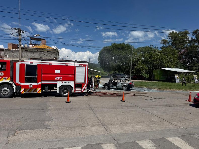 Un auto se incendió en el barrio Sargento Cabral. Un auto se incendió en el barrio Sargento Cabral.