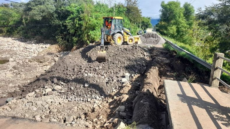 Trabajan sobre el puente Burrumayo para restablecer el servicio de agua
