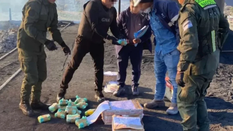 El caso comenzó hace aproximadamente dos meses y medio, cuando una mujer alertó al 911 tras abrir por error un vehículo idéntico al suyo, en el lugar personal policial encontraron tres ladrillos con más de tres kilos de cocaína.