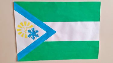La nueva bandera de Bariloche diseñada por alumnos de séptimo grado.