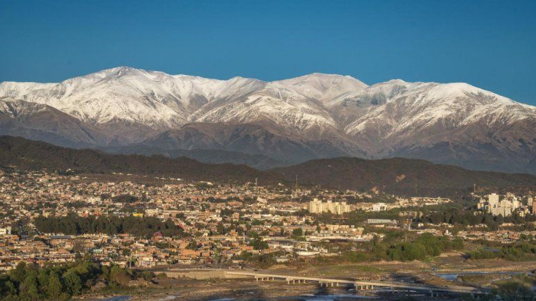 San Salvador de Jujuy con los cerros punta en blanco.