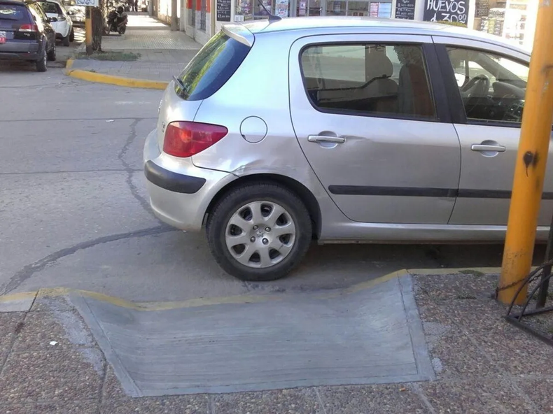 Autos mal estacionados en Salta.
