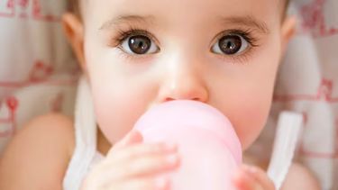 La OMS recomienda la lactancia materna como fuente exclusiva de alimento hasta los seis meses de los bebés.