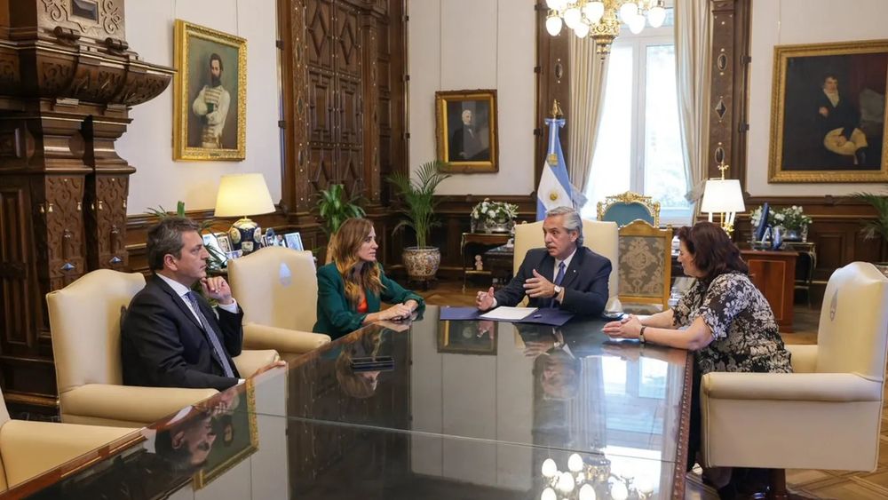 El Gobierno anunció un bono de fin de año para trabajadores formales y para titulares del Potenciar Trabajo. (Foto: Twitter/ @alferdez)
