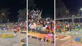 Desfile doble de carrozas.