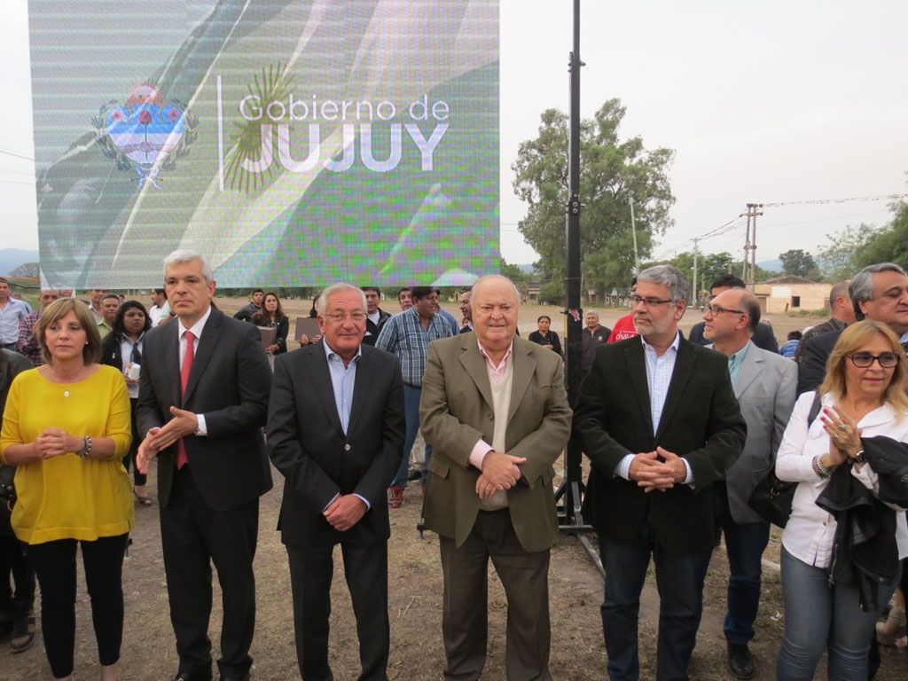 Fellner junto a funcionarios