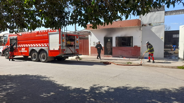 se incendio una casa en barrio santa rita, los bomberos apagaron el fuego y no hubo heridos