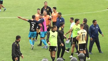 Polémica en el partido entre Gimnasia de Jujuy y Deportivo Madryn.