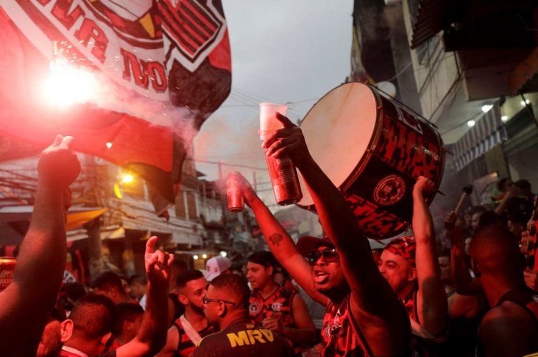 Hinchas de Flamengo alentando desde Rio de Janeiro Fuente Reuters - Cr&eacute;dito Ricardo Moraes