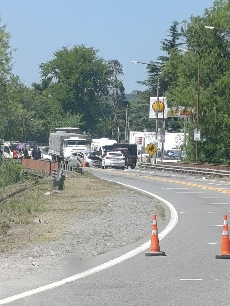 Choque en Yala: un auto y un camión colisionaron a la altura de Los Nogales