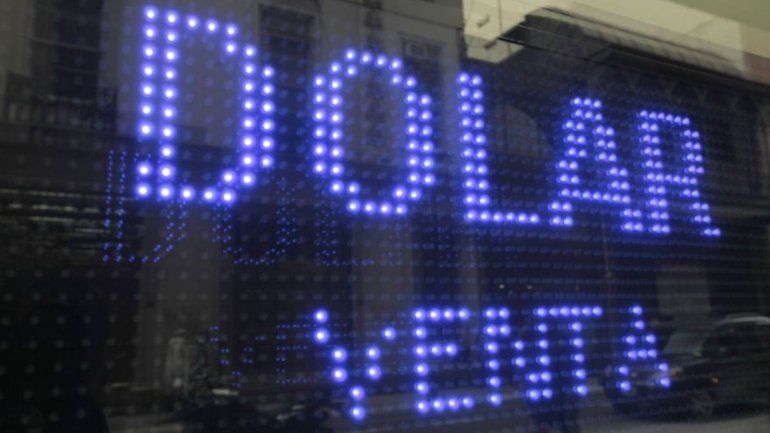 Venta de dólar en una casa de cambio. /Foto: La Nación