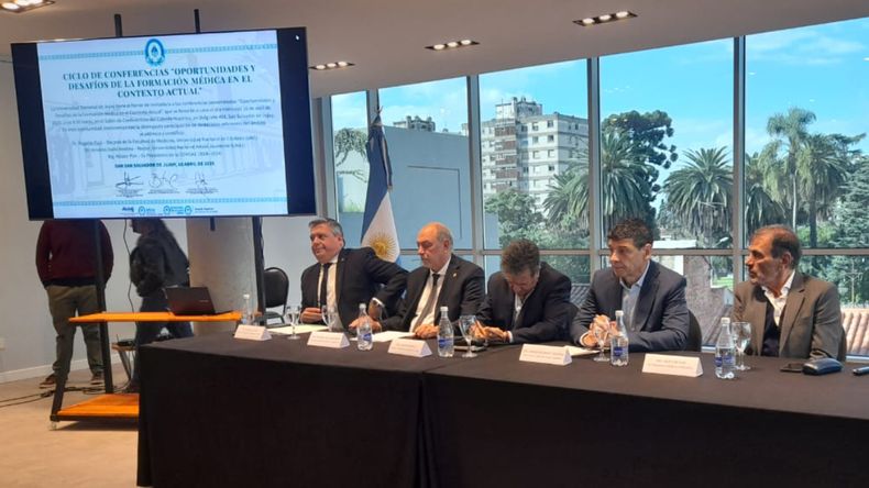 Carrera de medicina: egresaron 35 profesionales que serán parte del plantel docente Carrera de medicina: egresaron 35 profesionales que serán parte del plantel docente