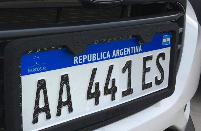Autorizaron patentes provisorias de papel por falta de chapas metalicas en el país