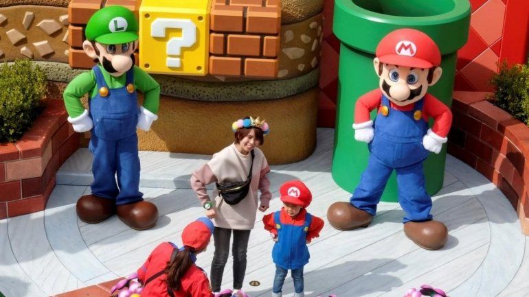 Los personajes de Mario y Luigi saludan a los visitantes - Irene Wang - REUTERS