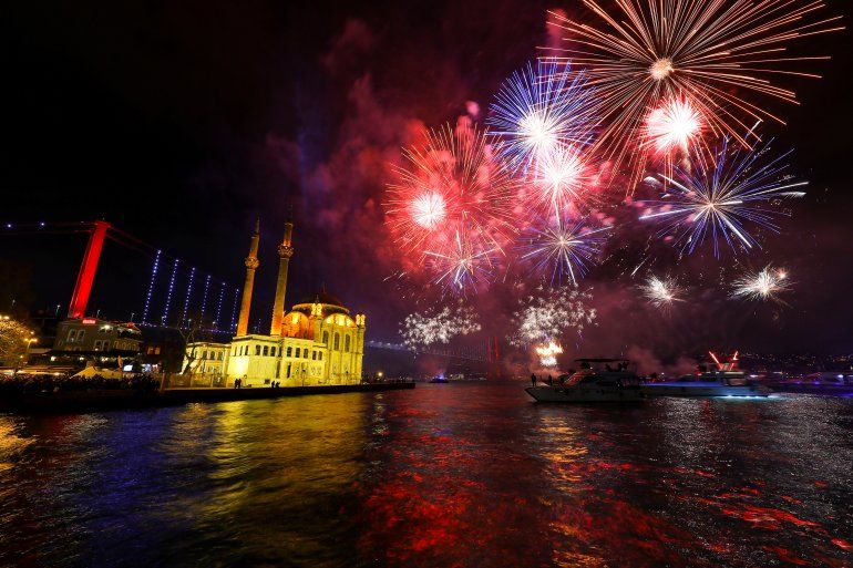 Festejos en El B&oacute;sforo, el estrecho de Estambul, Turqu&iacute;a, el 1 de enero de 2020 (REUTERS Huseyin Aldemir)
