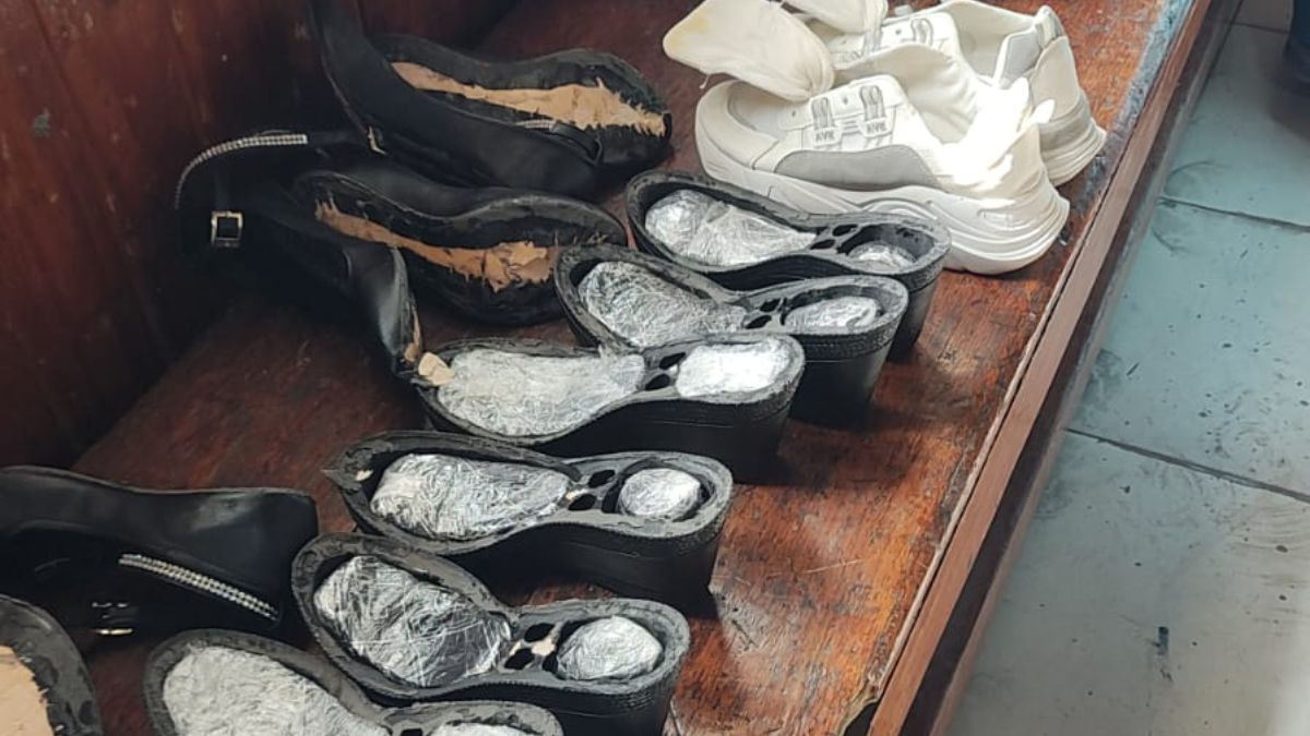 Viajaban en colectivo desde La Quiaca con cocaína oculta en zapatos y zapatillas